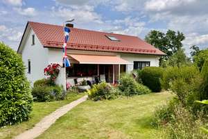 Tolles Einfamilienhaus mit Garage in traumhafter Lage von 88416 Ochsenhausen – Die vollständige Adresse der Immobilie erhältst du vom Anbieter., 88416 Ochsenhausen – Vorschaubild 2