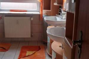 Gepflegte  Maisonette- Wohnung mit drei Zimmern sowie Balkon und Einbauküche in Rheinhausen – Uhlandweg 6, 68794 Oberhausen-Rheinhausen – Vorschaubild 2