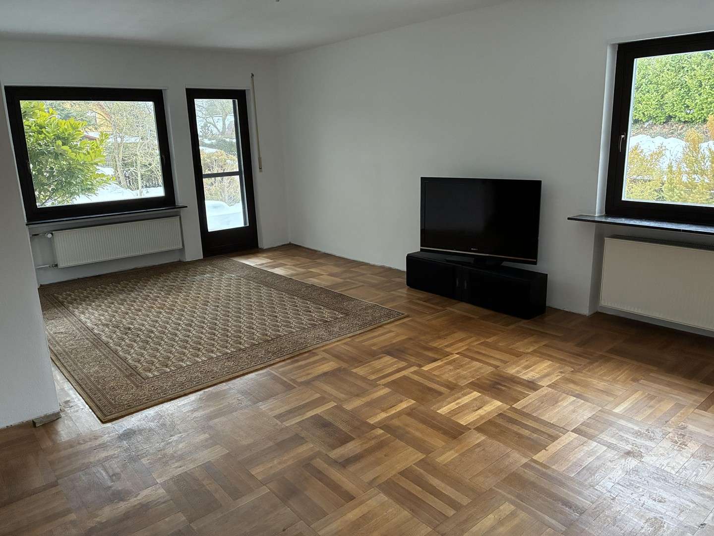 Immobilie in Markt Erlbach - Einfamilienhaus mit Balkon, Keller, 2 Garagen, 3 Carports und Hobbyraum (346 m² Wohn- u. Nutzfläche) - Bild 8