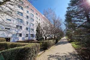 **FRISCH RENOVIERT**4-Zimmer-Wohnung // Balkon // 3.OG // Bad mit Wanne // ab 15.04.2026