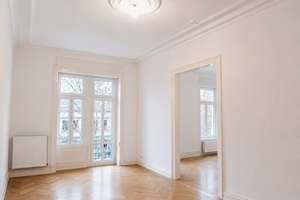 NEU *Paul & Partner* IHRE 3-ZIMMER ALTBAUWOHNUNG MIT BALKON & EBK  & STUCK ! – Die vollständige Adresse der Immobilie erhältst du vom Anbieter., 65185 Mitte, Wiesbaden – Vorschaubild 2