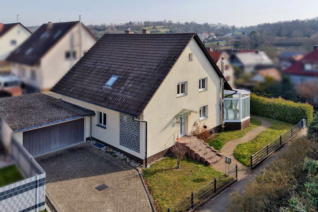 Immobilie in Kraichtal - Doppeltes Wohnvergnügen: Zweifamilienhaus mit (Winter-)Garten und XXL-Garage wartet auf Sie - Bild 0