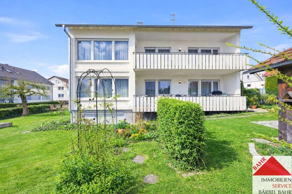 Immobilie in Weil im Schönbuch - Super Chance -  Zweifamilienhaus mit großem Garten in ruhiger Lage - Bild 1