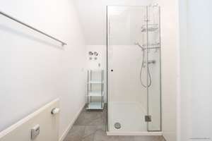 Bestlage Herzogpark: nahe dem Kufsteiner Platz & Isar. Helle 2-Zi.-DG-Wohnung mit Dachterrasse & TG. – Die vollständige Adresse der Immobilie erhältst du vom Anbieter., 81679 Herzogpark, München – Vorschaubild 6