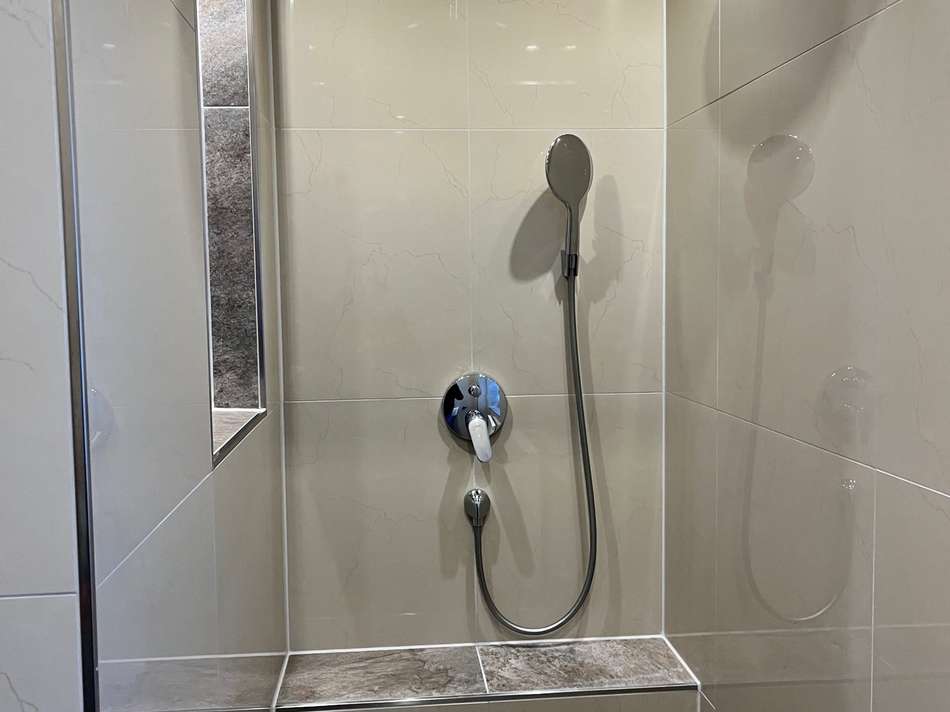 Dusche im Bad im Erdgeschoss