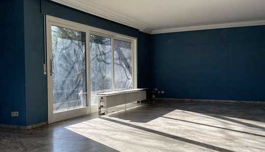 Bild von Reihenendhaus mit Doppelgarage auf sonnigem Grundstück