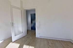Große 2-Zimmer-Wohnung mit BALKON, modernem Wannenbad und viel Lichteinfall – Umlostraße 19, 33649 Brackwede, Bielefeld – Vorschaubild 2