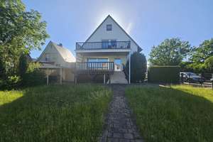 Gepflegte Hochparterrewohnung mit viel Platz und Balkon im Sahlkamp