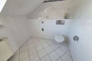 Geräumig & Leerstehend | 4 Zi.-Dachgeschoss-Wohnung+Dachterrasse | ruhiger Lage Enkheim nähe U-Bahn – 60388 Bergen-Enkheim, Frankfurt am Main – Vorschaubild 16