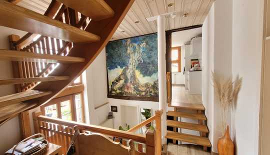 Bild von Innen hochwertig und modern, außen Fachwerk