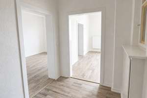 Zentrale, große und renovierte 2-Zimmer-Wohnung im 4.OG in wunderschönem Altbau