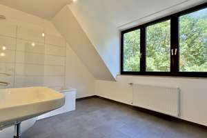 Lichtdurchflutete  Dachgeschoss-Maisonette-Galerie-Wohnung mit 5 Zimmer, Loggia, 3 Bäder und Kamin – Robert-Stolz-Str. 15, 40470 Mörsenbroich, Düsseldorf – Vorschaubild 12