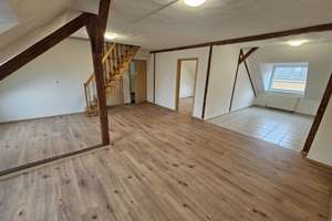 Frisch renovierte & großzügige 2-Zimmer-Dachgeschosswohnung mit großen Spitzboden
