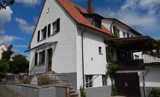 Großzügige Doppelhaushälfte mit Einliegerwohnung in ruhuger beliebter Lage.