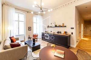 Mitte: Erstbezug nach Sanierung: Design-Altbau mit Fischgrätparkett, 3,6 m Deckenhöhe & 2 Bädern