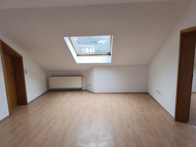 2 Zimmer DG-Wohnung mit Stellplatz zu vermieten