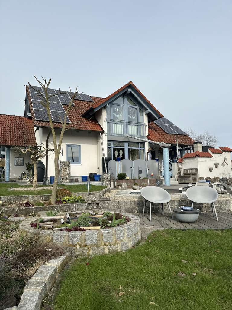 Immobilie in Werneck - Modernes Einfamilienhaus mit Garage und liebevoll gestalteter Gartenlandschaft - Bild 1
