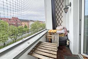 Bötzowviertel: Freiwerdende Zwei-Zimmer Altbauwohnung mit Balkon