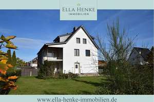 Zentrumsnah: Solides Zweifamilienhaus zum Sanieren mit 8 Zimmern + Vollkeller.