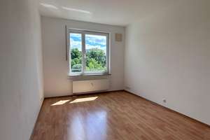 Ihr neues Zuhause: Renoviert, mit Balkon und neuer Einbauküche – Von-Stauffenberg-Straße 98, 82008 Unterhaching – Vorschaubild 3