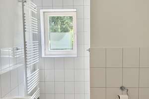 Charmantes Haus mit traumhaftem Garten, sonniger Terrasse und Doppelgarage – Die vollständige Adresse der Immobilie erhältst du vom Anbieter., 22359 Volksdorf, Hamburg – Vorschaubild 16