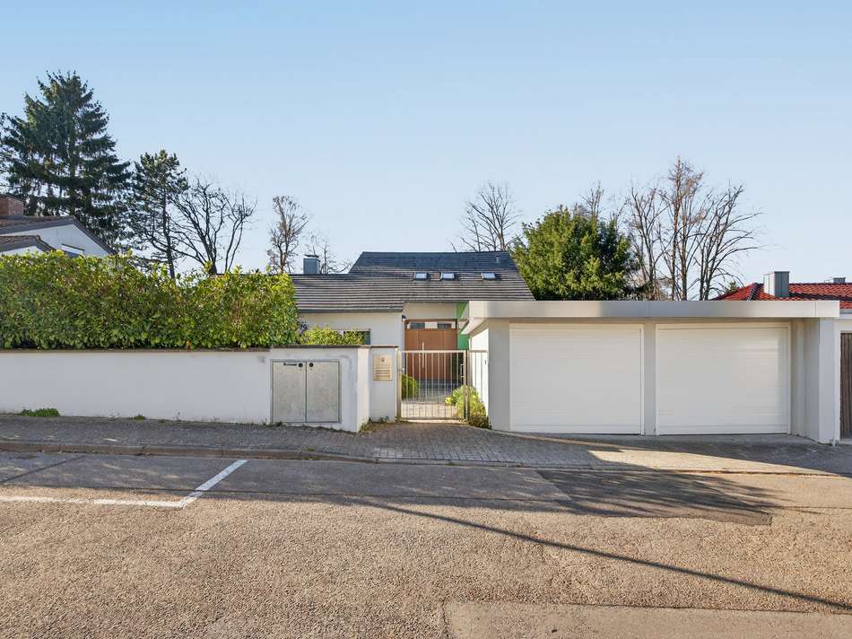 Außenbild mit Garagen