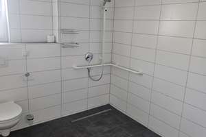 ​Neubau-Komfort (Bj. 2022): Barrierefreie 66 m² Seniorenwohnung (ab 58 J.) mit EBK,  – Nürnberg Straße 43, 91154 Roth – Vorschaubild 14