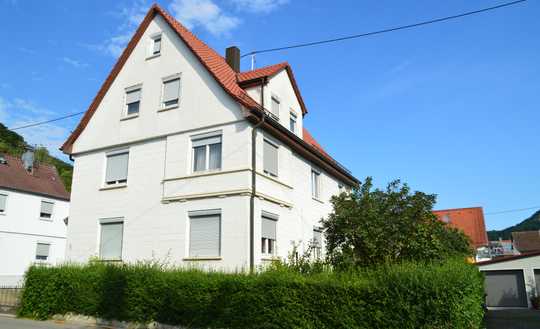 Geräumiges 10-Raum-Wohnhaus in Lichtenstein-Unterhausen mit großem Garten 