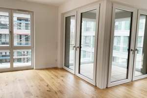 Neubaukomfort: 2 Zimmer mit Glaswand-Loggia, kompakter Schnitt, Einbauküche, Walk-In-Dusche, Aufzug – Hildesheimer Straße 452, 30519 Wülfel, Hannover – Vorschaubild 2