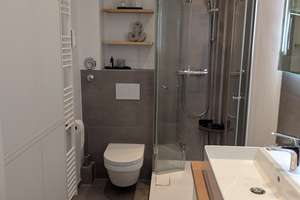 Von privat: Sanierte 2,5-Zimmer-Wohnung mit Balkon und Stellplatz in Top-Lage