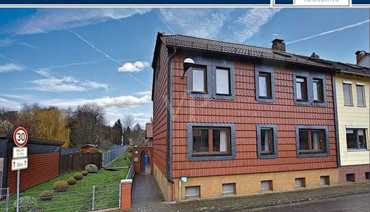 Bild von Zweifamilienhaus im Dornröschenschlaf
mit großem Eigentumsgrundstück und zwei Garagen