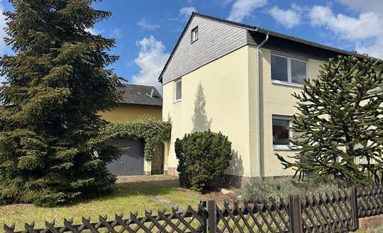 DHH  mit Wintergarten, zwei Garagen und Garten