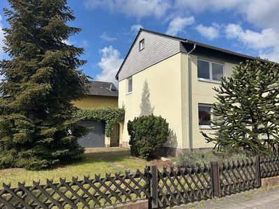 DHH  mit Wintergarten, zwei Garagen und Garten