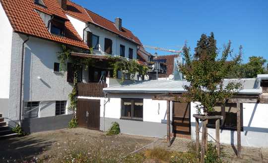 Großzügige Doppelhaushälfte mit Einliegerwohnung in ruhiger beliebter Lage.