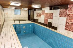 Gepflegtes Mehrfamilienhaus mit Schwimmbad
Inklusive Terasse, Balkonen und 2 Garagen in Bottrop – Die vollständige Adresse der Immobilie erhältst du vom Anbieter., 46242 Fuhlenbrock, Bottrop – Vorschaubild 56