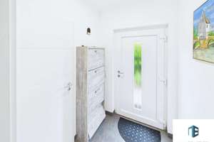 Moderner Bungalow in Feldrandlage von Bad Kreuznach mit Garten, Terrasse, PV-Anlage und Doppelgarage – Die vollständige Adresse der Immobilie erhältst du vom Anbieter., 55545 Bad Kreuznach – Vorschaubild 2