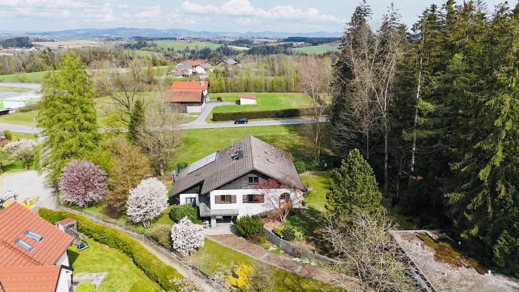 Immobilie in Tiefenbach - Gro��zügiges Renovierungsobjekt in begehrter Lage nahe Passau - Bild 0