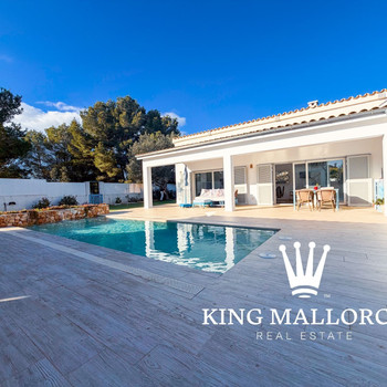 Wir bieten eine Villa mit 3 Schlafzimmern, 3 Bädern, privatem Pool, großem Garten und separatem Gäst