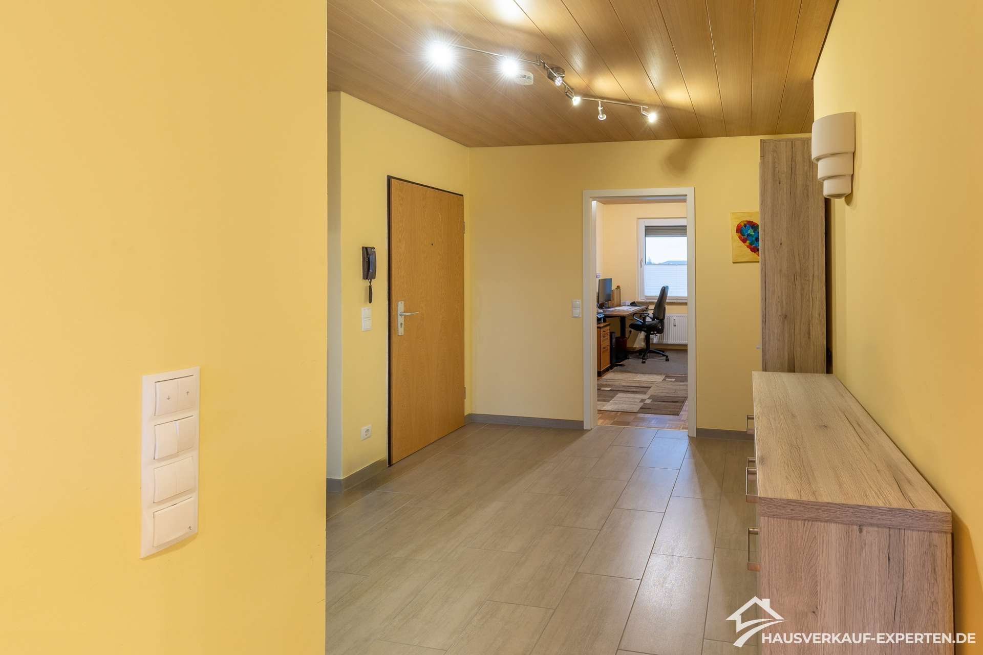 Immobilie in Voerde (Niederrhein) - Helle Räume, grüne Weite – Stilvolle Eigentumswohnung mit Balkon und Garage - Bild 3