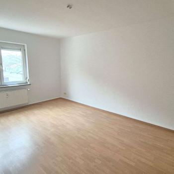 Frisch renovierte 2-Raum-Wohnung mit guter Anbindung sucht neue Mieter