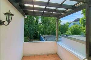 Frisch renovierte 2,5-Zimmeraltbauwohnung mit geräumigen Balkon & EBK zu vermieten!
