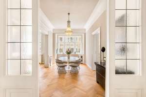 Atemberaubend modernisiertes 4-Zimmer-Altbaujuwel mit stylischem Flair und Balkon – Die vollständige Adresse der Immobilie erhältst du vom Anbieter., 80333 Augustenstraße, München – Vorschaubild 4