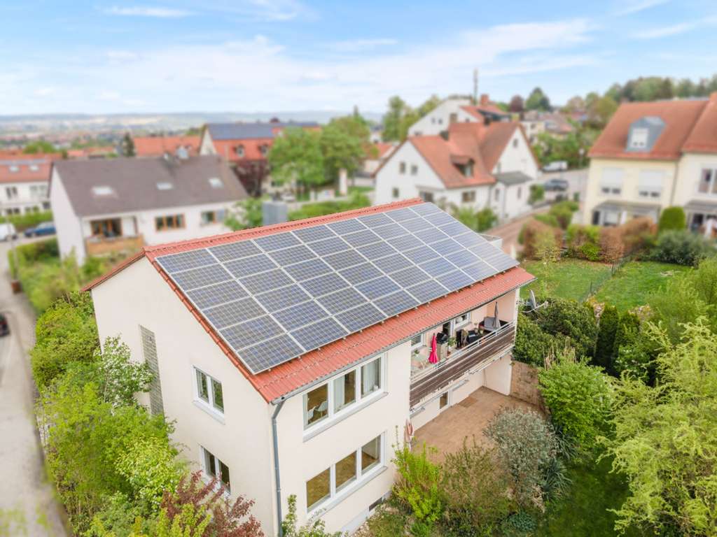 Ihr neues Zuhause in Ziegetsdorf - Modernisiertes Zweifamilienhaus mit Gartenparadies und PV-Anlage!