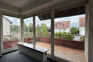 1 JAHR BEFRISTET - Helle 3-Zimmer-Wohnung mit 2 Balkonen in Stuttgart - WG geeignet