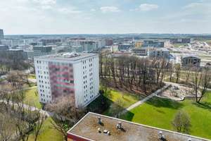 Gut geschnittene 4 Zimmer Wohnung mit saniertem Bad, Loggia und Einbauküche