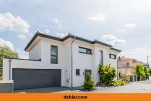 Luxus am Ufer: Villa mit unverbautem Fernblick – Die vollständige Adresse der Immobilie erhältst du vom Anbieter., 91352 Hallerndorf – Vorschaubild 1