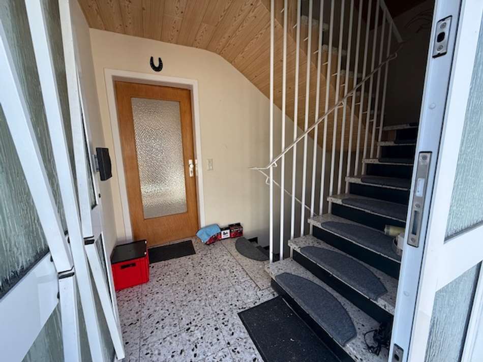 Hausflur EG m. Aufgang in DG