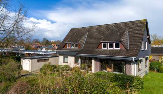 Bild von VIEL PLATZ FÜR DIE GANZE FAMILIE. Einfamilienhaus mit Einliegerwohnung und riesiger Ausbaureserve.