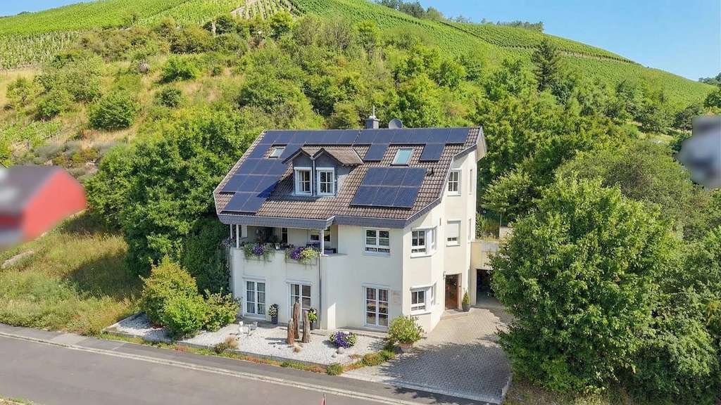 Immobilie in Retzstadt - Wohnen auf höchstem Niveau: Großzügiges Einfamilienhaus am Fuße der Weinberge - Bild 1