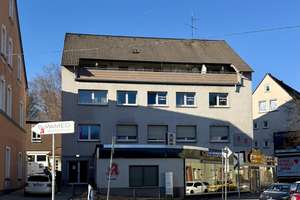 Großzügige Dachgeschosswohnung mit 600 m² Garten, Balkon, Aufzug und optionaler Garage